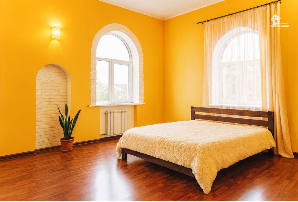 Київ. Будинок 280 кв. Ділянка 15 соток, до 15 осіб.