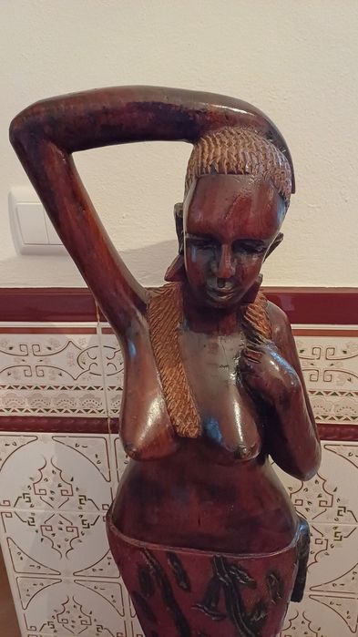 Estátua de madeira esculpida