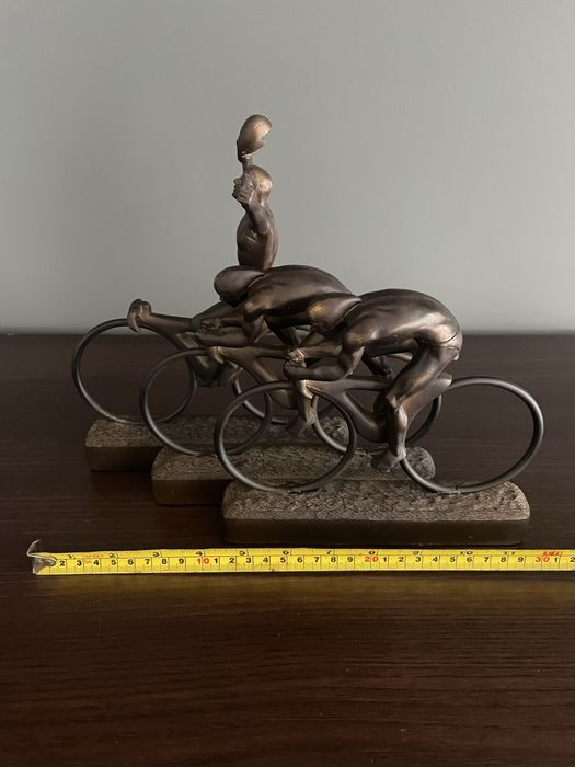 Kolarze brązowa figura rzeźba