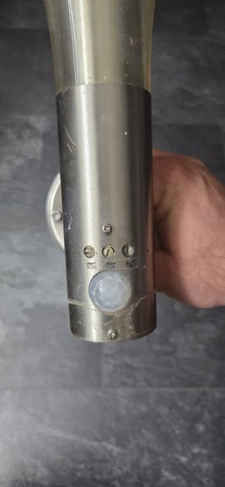 Lampa zewnętrzna z czujnikiem ruchu