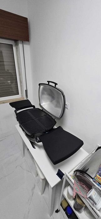 Churrasqueira Weber Q2400 elétrica, com mesa suporte e apoios laterais