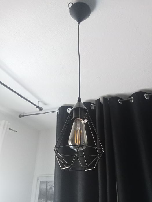Candeeiro de Teto Industrial Geométrico em Metal Preto + Lâmpada de Filamento