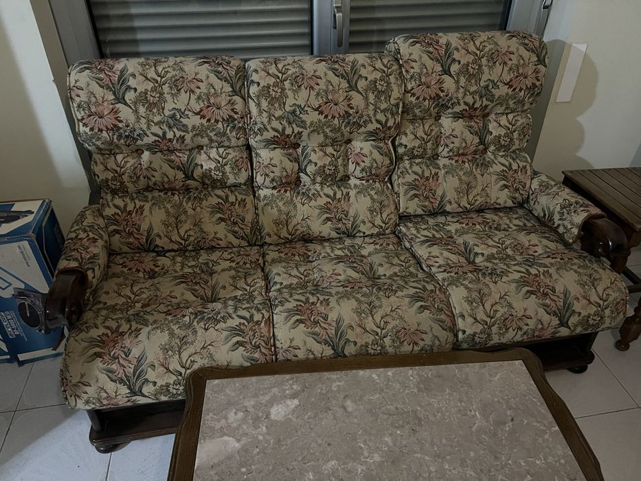 Conjunto de três sofas sendo o maior sofa/cama