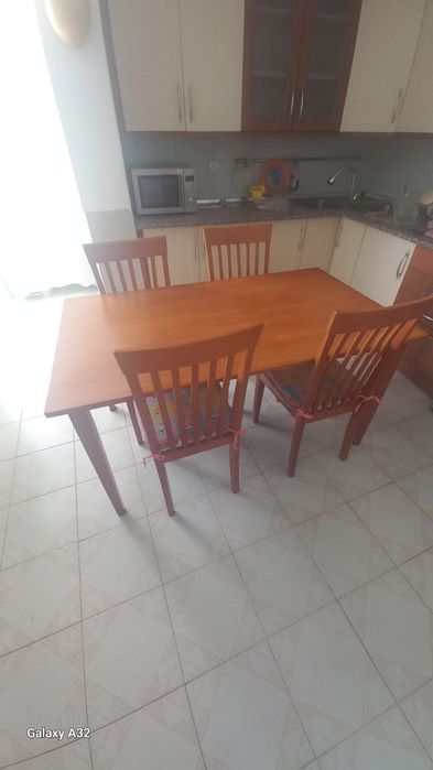 Mesa e cadeiras de cozinha ou sala