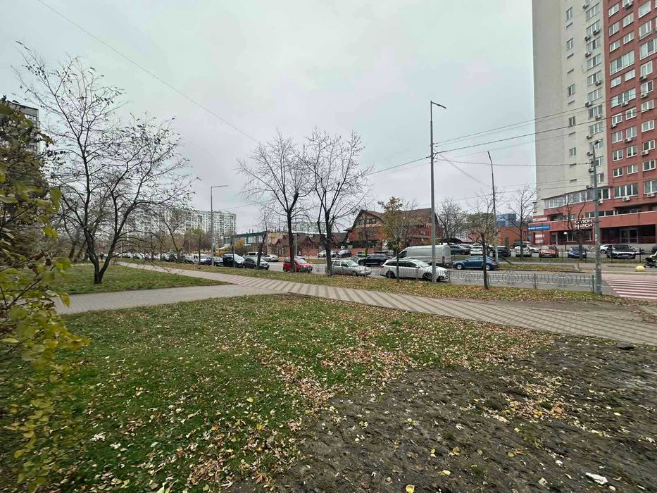 Фасадне приміщення в оренду на Березняках