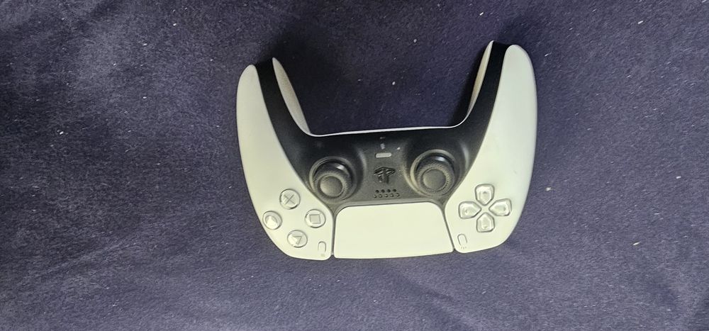 Sprzedam pad ps ps5 wersja z poprawionymi analogami