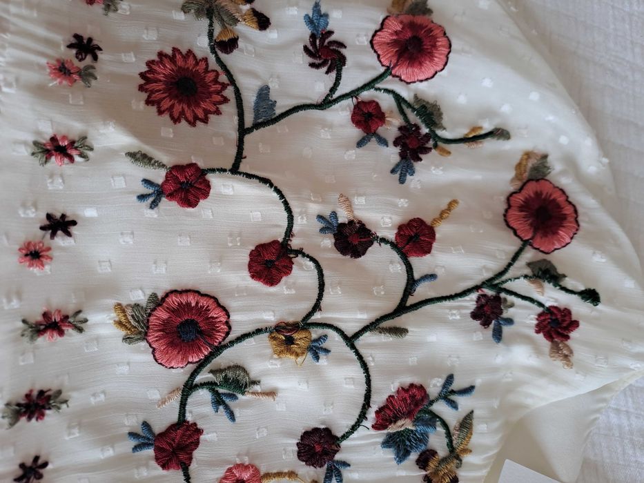 Vestido/macação curto com bordados Zara