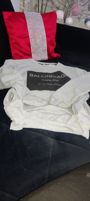 Bluza szara   na czarnym tle z napisami