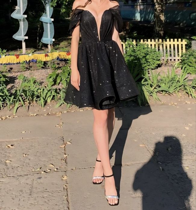 Випускна сукня чорного кольору