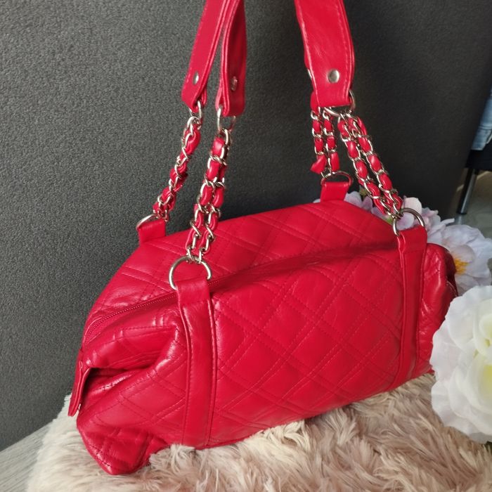 Elegancka czerwona torebka Atmosphere z łańcuszkami i kieszonkami – id
