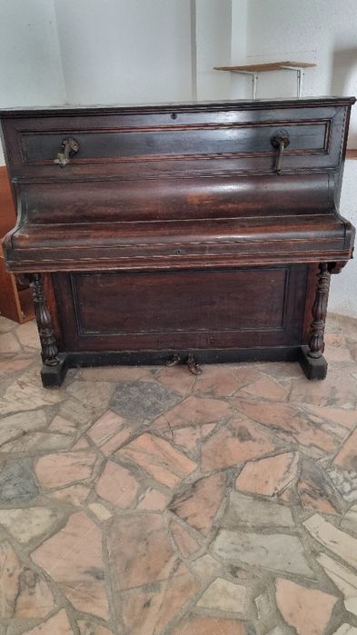 Piano vertical antigo da Aguirre (com mais de 100 anos)