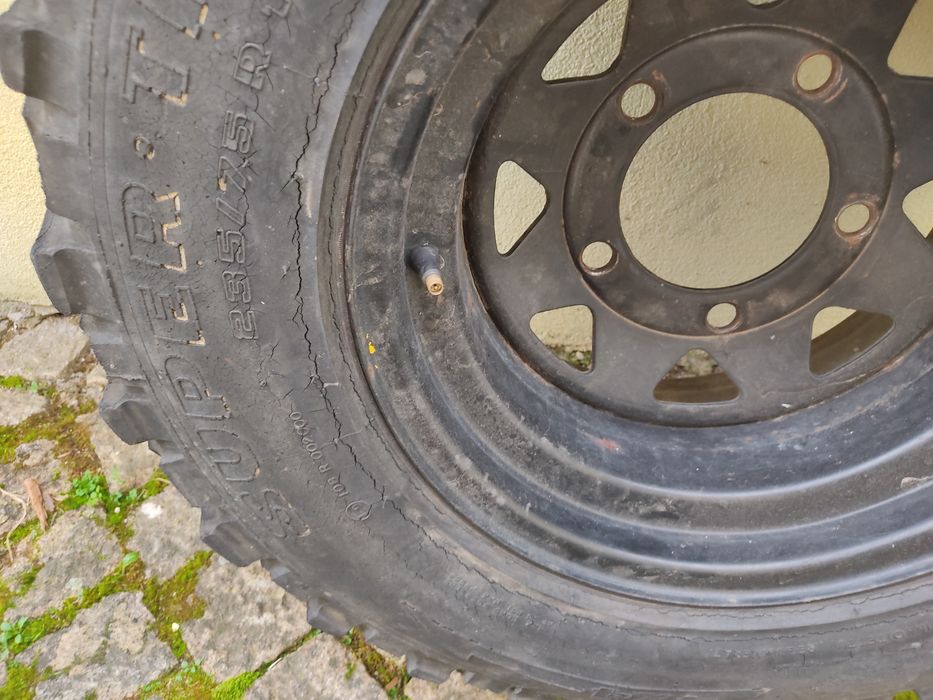 Pneus 235 75 R15 5x165.1 E Jantes 15 land rover series 3