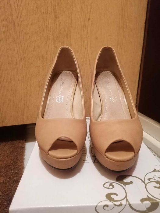 Szpilki z odkrytym palcem