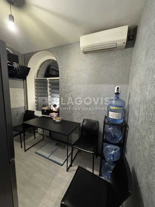 Продаж 2-к квартири Поділ вул. Щекавицька Сталінка цегла