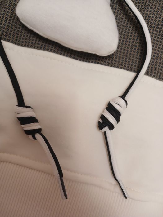 Толстовка з цікавими деталями