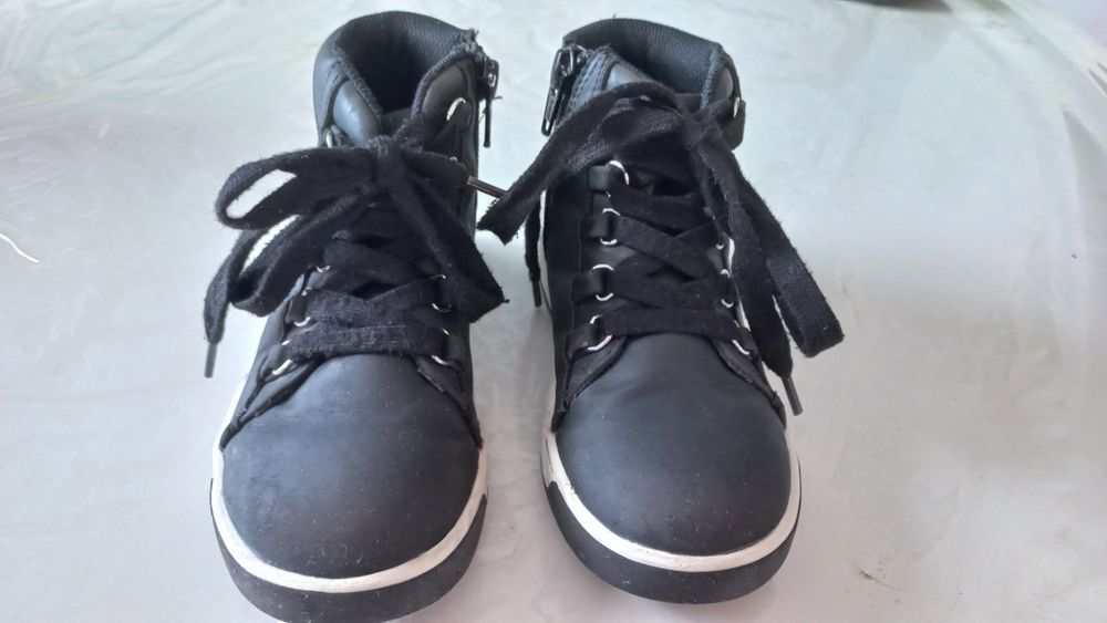 Buty trzewiki czarne sznurówki zamek Very uk 8 Eu 26