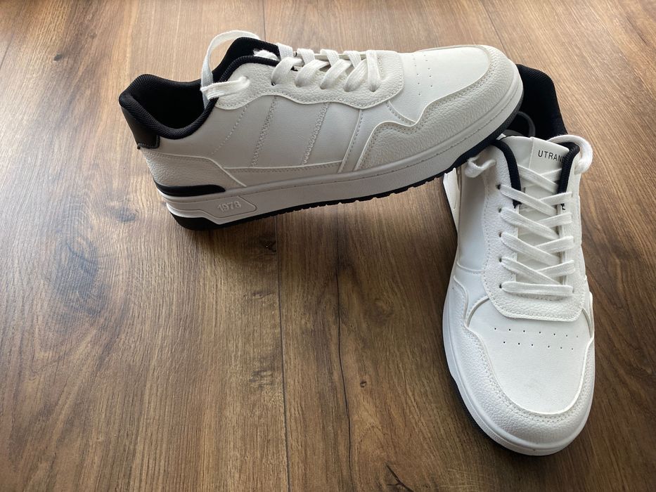 Nowe sneakersy / buty sportowe UTRAND — białe z czarnymi akcentami