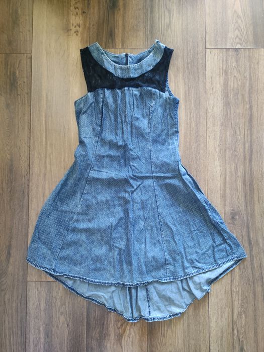 Sukienka jeansowa damska bez rękawów asymetryczna rozkloszowana z koronką bawełna kropki denim niebieska  S 36