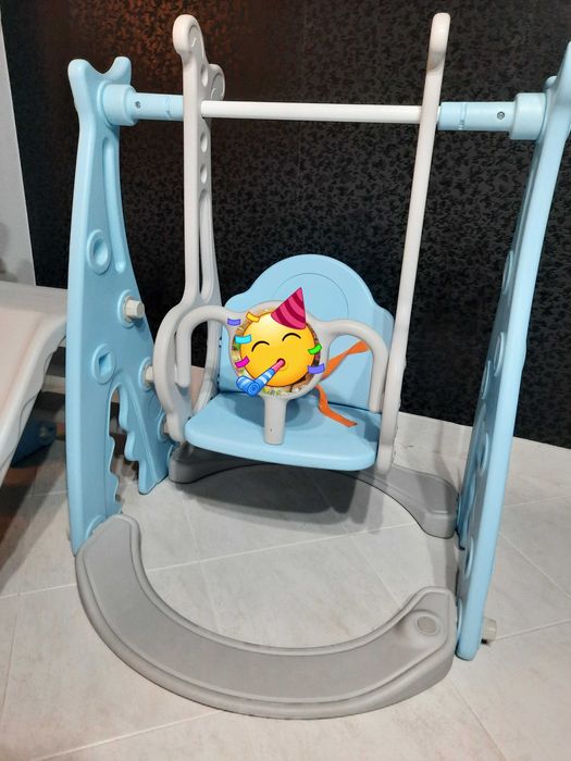 Baloiço e escorrega para crianças