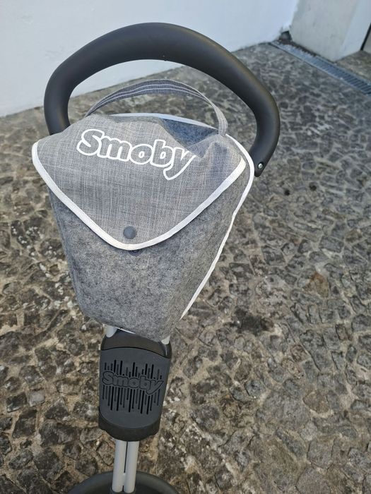 Triciclo infantil Smoby com pega de empurrar e capota