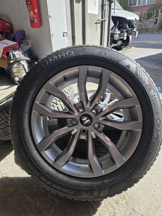 Komplet kół 235/60 R18.