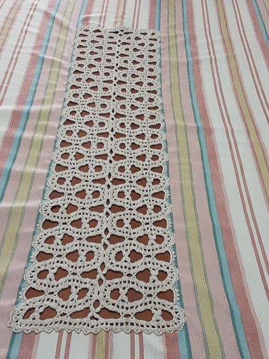 Toalha  de mesa ótimo tecido  com aplicação  em croché