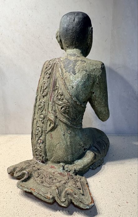 Antiga escultura de um Buda da Birmania em madeira