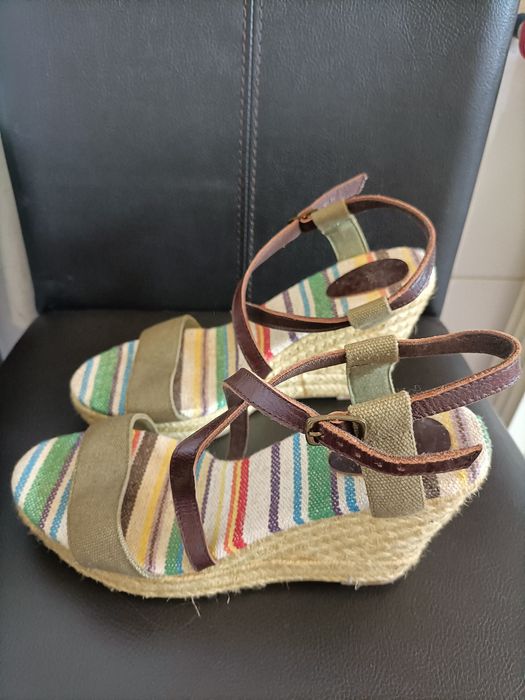 Sandálias Benetton novas