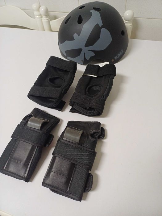 Capacete e 4 proteções para desporto