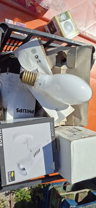 Lote sobras de lâmpadas e afins de material eléctrico