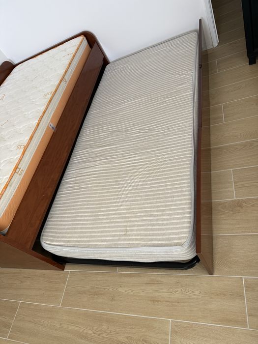 Cama de madeira com colchao  2 em 1