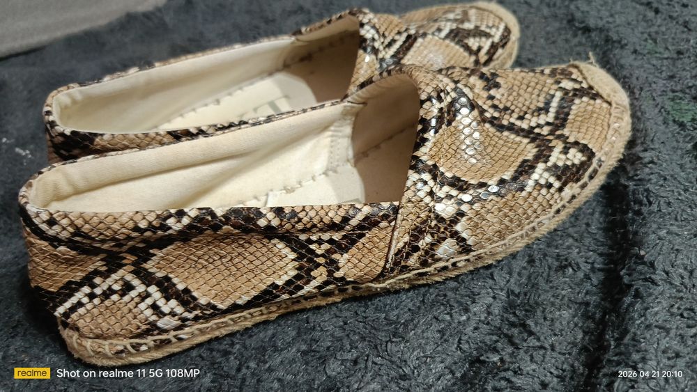 Damskie półbuty z motywem węża.