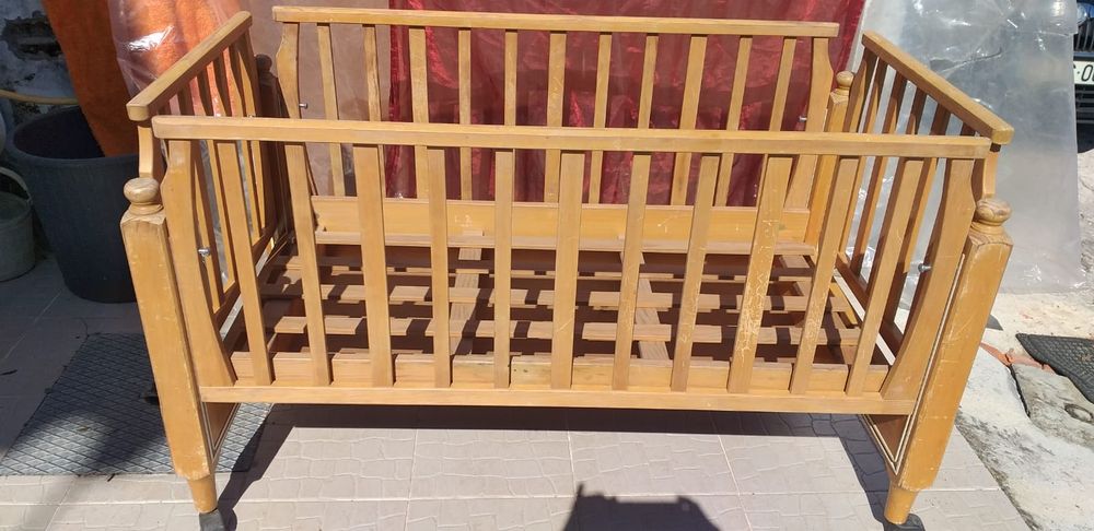 Cama de bebé de madeira