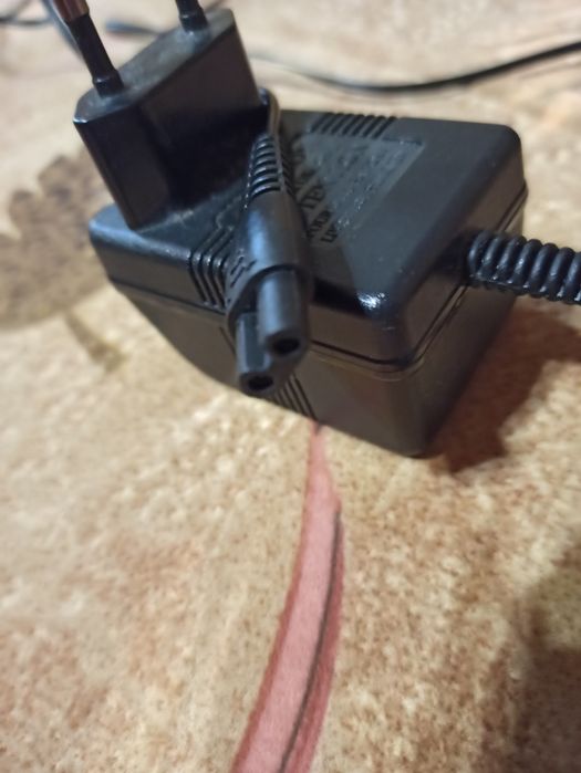 Адаптер живлення.