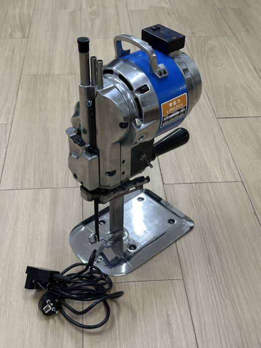 Máquina de Corte Vertical para Tecidos Lingzuii CZD-3 550W (220V)