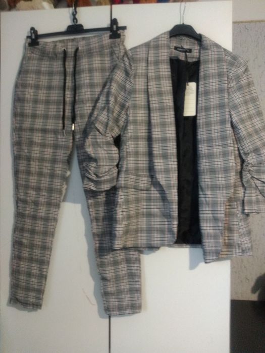 Nowy z metką garnitur w kratę