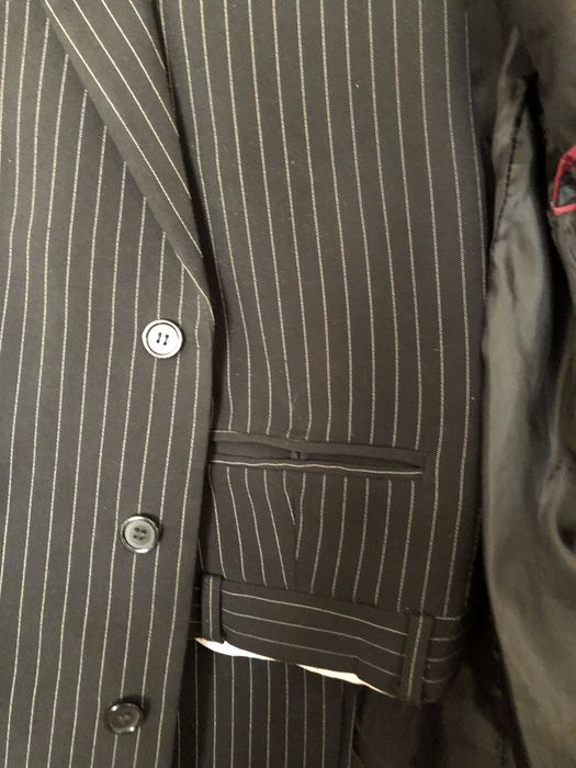 Мужской костюм классический черный в полоску