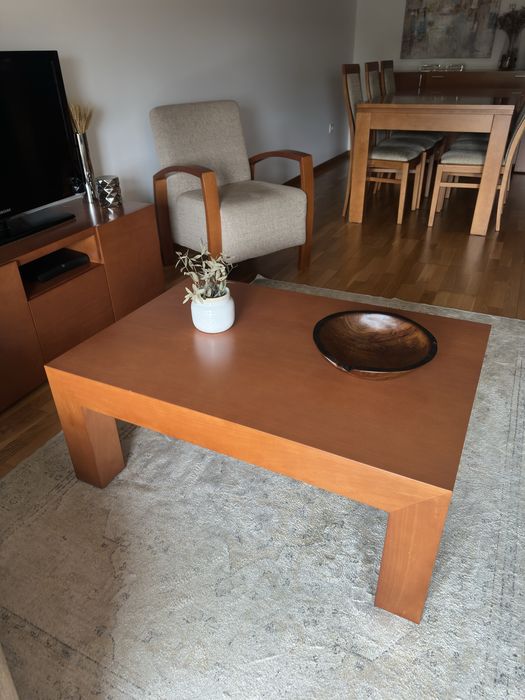 Mesa em madeira de cerejeira – Elegante e resistente
