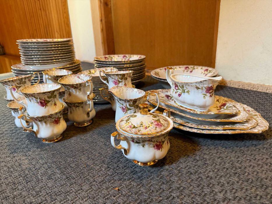 Zastawa porcelanowa Chodzież - 68 sztuk