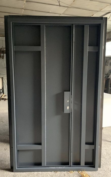 Двері Вхідні металеві полуторні двухстворчаті двері від виробника