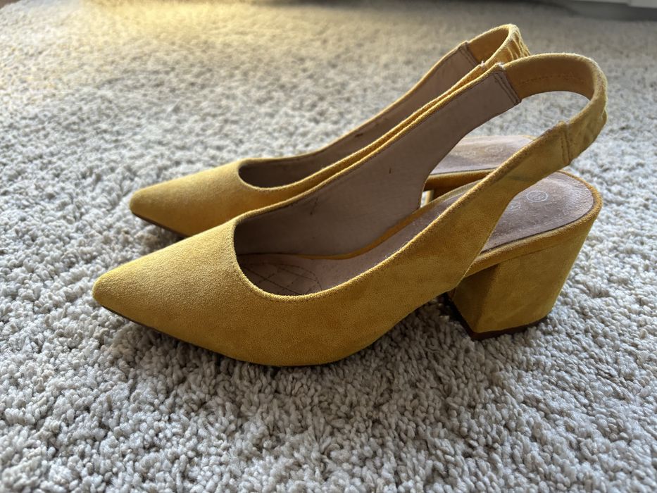 Sapatos amarelos camurça