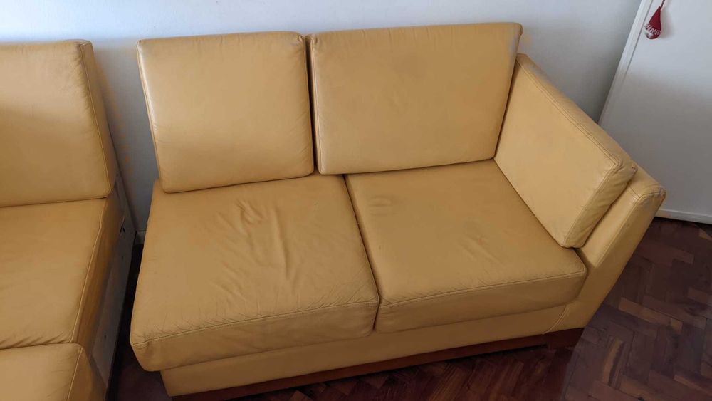 sofa em couro amarelo torrado