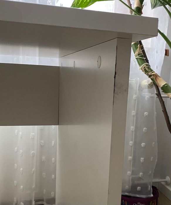 Białe solidne biurko