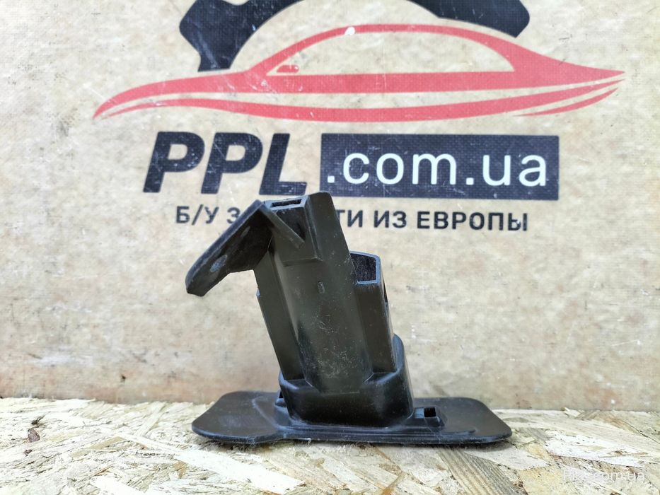 VW Polo V 6C 14- направляющая кронштейн крепление омывателя фар левое