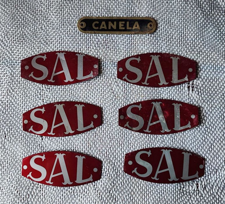 Lote de aplicações em alumínio antigas - cozinha