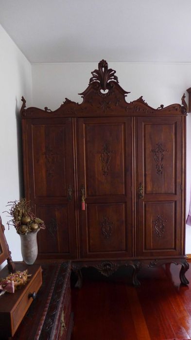 Quarto completo com oferta de candeeiros, estrado e colchão. Estilo D. João V