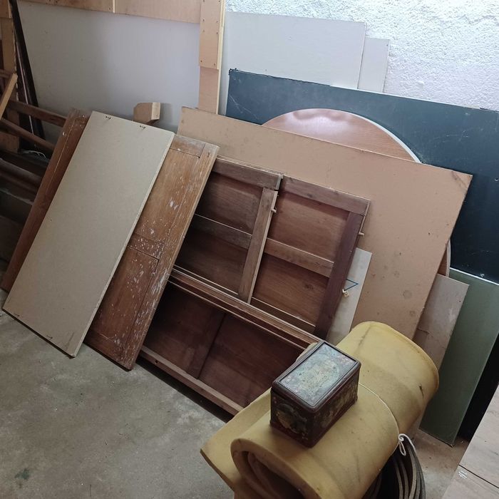 Variedade de peças de madeira