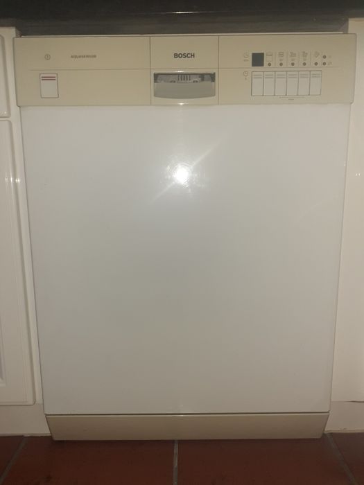 Máquina de lavar loiça bosch impecável a funcionar.