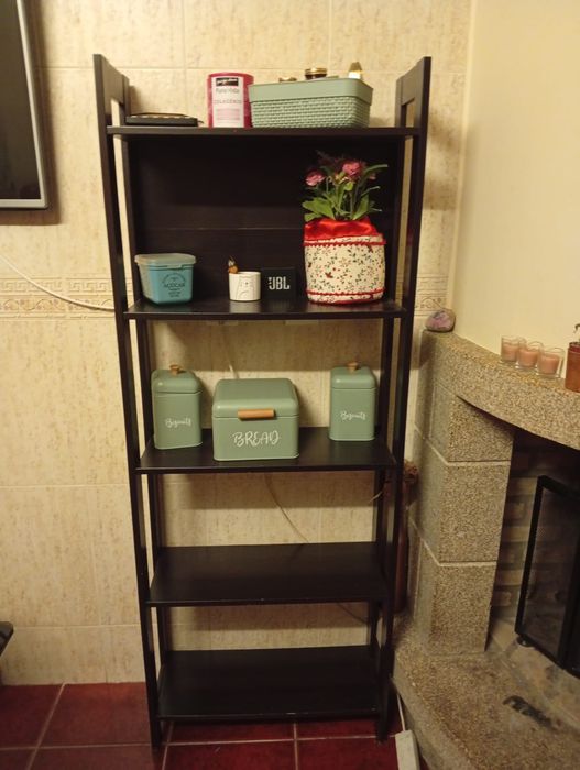 Conjunto de cadeiras e mesa, mais estante