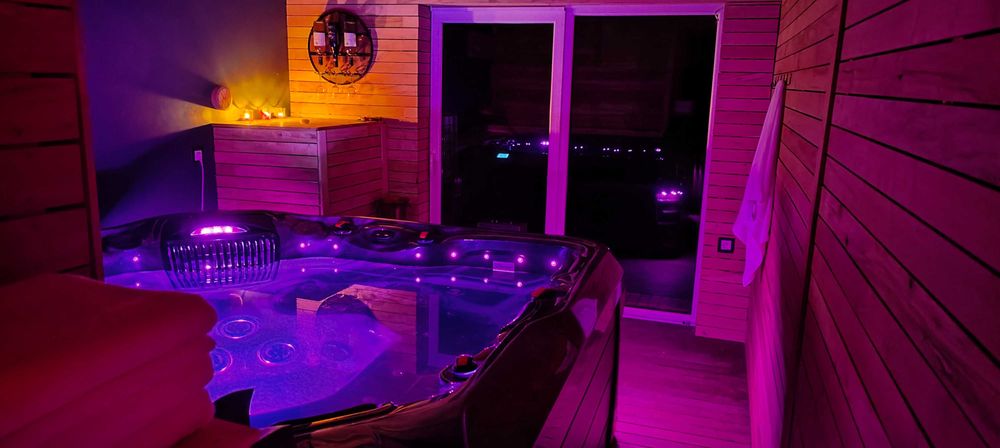 domek nad jeziorem z jaccuzi